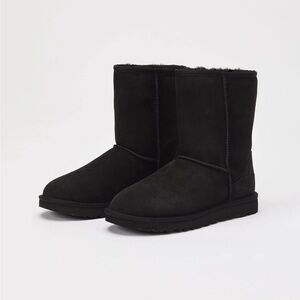 NWOB UGG Classic Short II in Black Size 6/EU 37